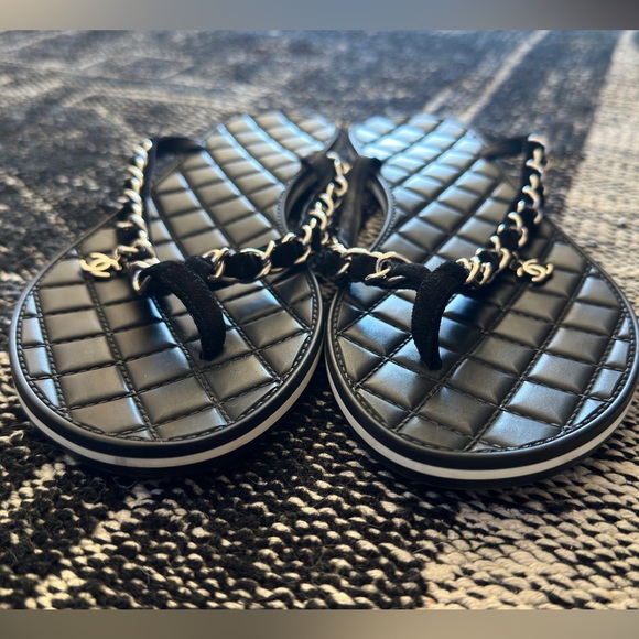 Chanel Flip Flops Rubber & Suede Chainlink Beach Sandals Black SHW CC 40 G30870 - Picture 2 of 6
